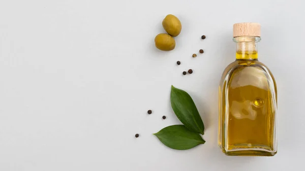 Olijfolie fles met bladeren olijven tafel. Hoge kwaliteit foto — Stockfoto