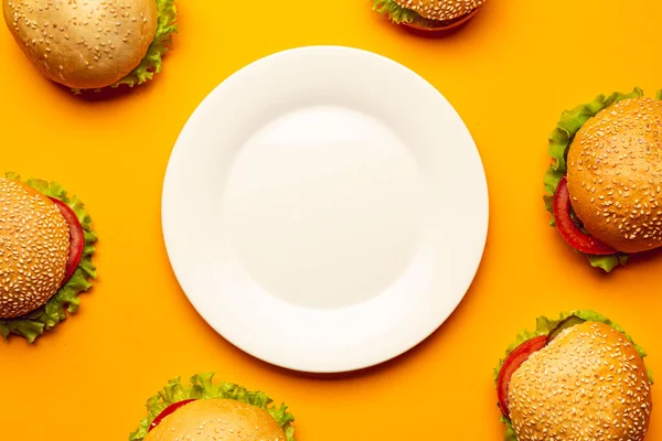 Hambúrgueres flat lay com prato vazio. Foto de alta qualidade — Fotografia de Stock