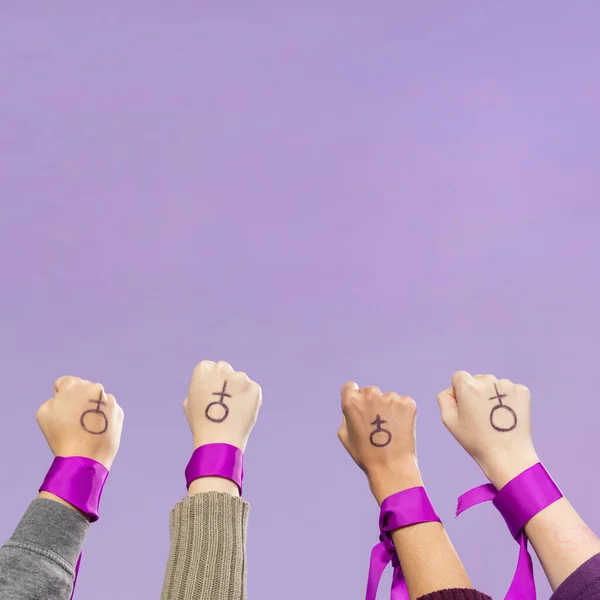 Grupo de mujeres activistas protestando juntas. Foto de alta calidad — Foto de Stock