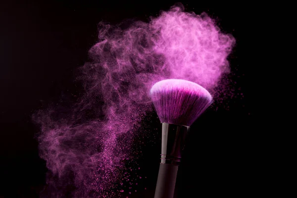 Escova de maquiagem com pó roxo poeira fundo escuro. Foto de alta qualidade — Fotografia de Stock