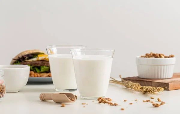 Närbild glas mjölk redo att serveras. Högkvalitativt foto — Stockfoto