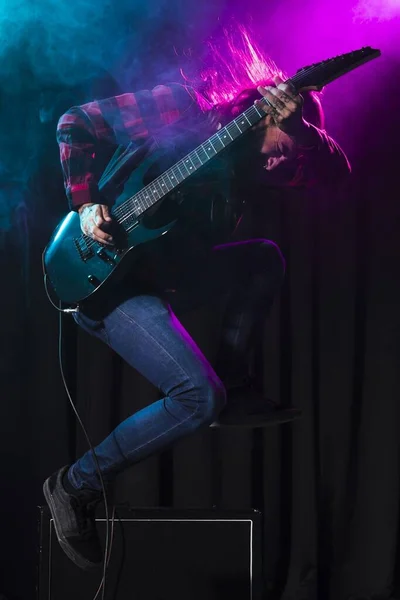 Artysta gra na gitarze skacząc bokiem. Wysokiej jakości zdjęcie — Zdjęcie stockowe