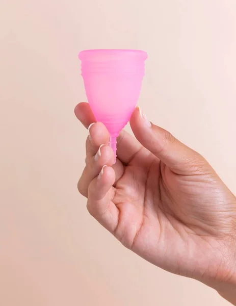 Närbild hand hålla rosa menstruation kopp. Högkvalitativt foto — Stockfoto