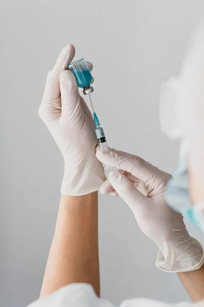 Medico che detiene il vaccino siringa. Foto di alta qualità — Foto Stock