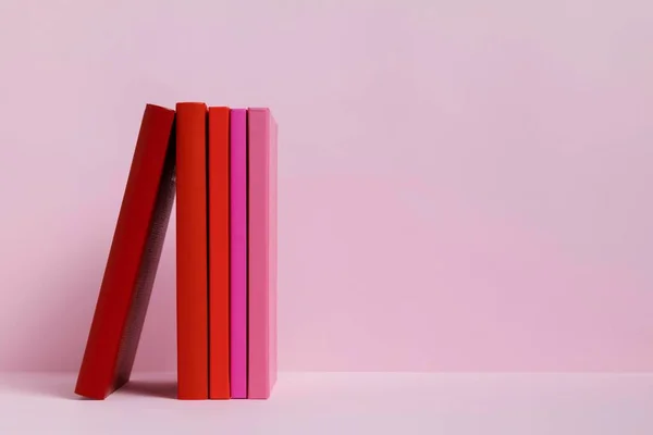 Красочные книги с розовым фоном. Высокое качество фото — стоковое фото