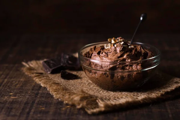 Fechar deliciosa mousse de chocolate pronto para ser servido. Foto de alta qualidade — Fotografia de Stock