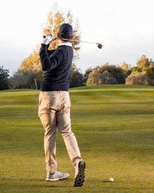 Arka görüşlü adam çimenli golf sahasında oynuyor. Yüksek kalite fotoğraf