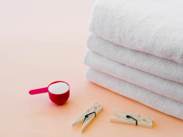 Cerrar toallas blancas plegadas limpias con pasador de ropa. Foto de alta calidad — Foto de Stock