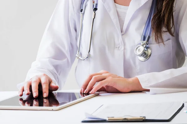 Primer plano médico femenino utilizando tableta digital escritorio de informes médicos. Foto de alta calidad — Foto de Stock