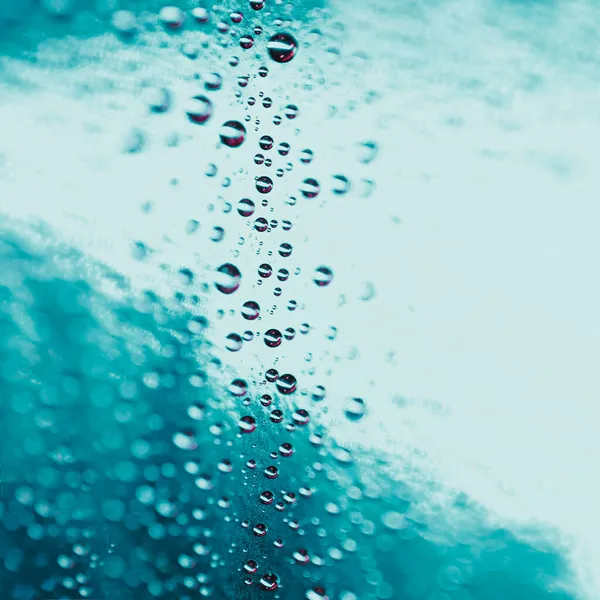 Elvont víz csepp türkiz üveg háttér. Kiváló minőségű fénykép — Stock Fotó