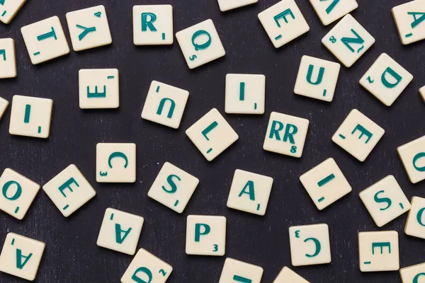 Siyah arka planda Scrabble harflerini kapat. Yüksek kalite fotoğraf