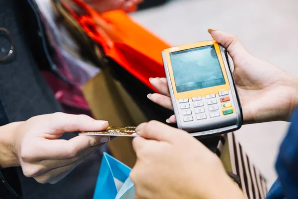 Assistente cliente del raccolto con la macchina pagante. Foto di alta qualità — Foto Stock