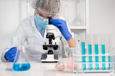 Kadın laboratuarda çalışıyor. Kapatın.