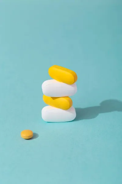 Vysoký úhel skládaný barevné pilulky — Stock fotografie