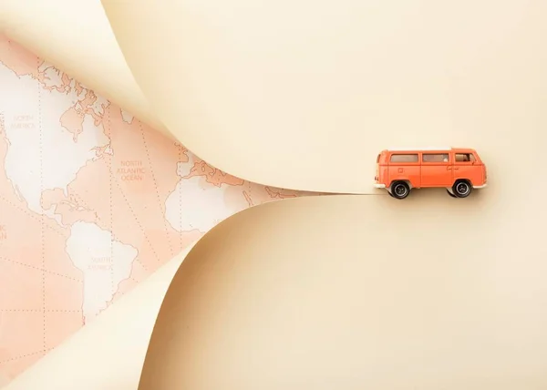 Concetto di viaggio con mappa del mondo giocattolo van — Foto Stock