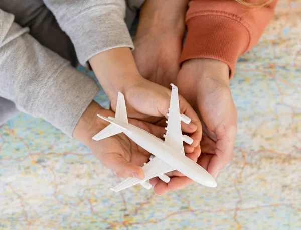 Anya gyermek otthon gazdaság repülőgép figurine top map — Stock Fotó