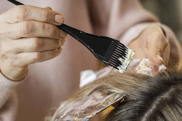 Mulher recebendo seu cabelo tingido em casa por esteticista — Fotografia de Stock