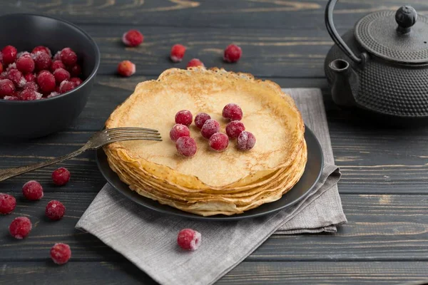 Panqueques de ángulo alto con frutas —  Fotos de Stock