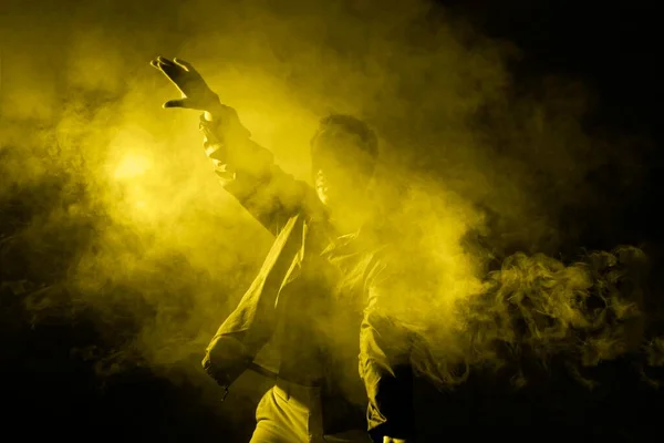 Homme dansant fumée avec lumière éclairante — Photo
