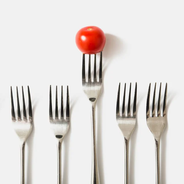Fourchette tomate cerise rouge sur fond blanc — Photo