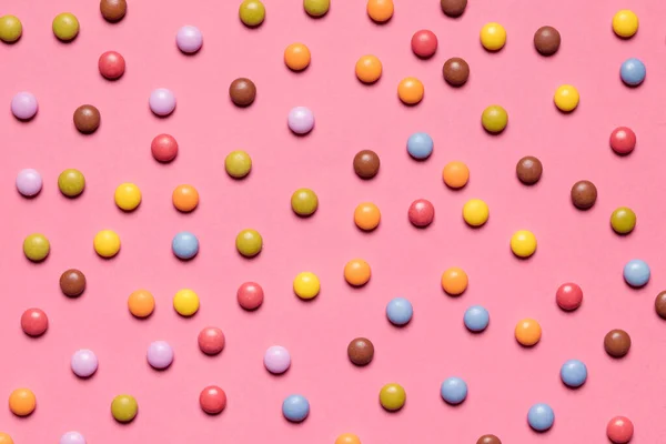 Tam çerçeve renkli çok renkli mücevher şekerleri pembe arkaplan — Stok fotoğraf
