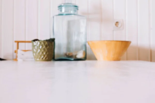 Utensílios de cozinha mesa branca — Fotografia de Stock