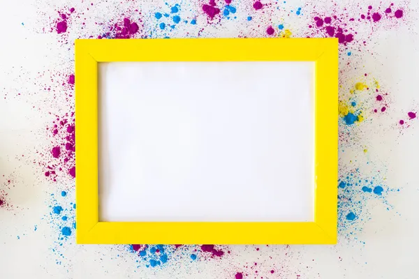 Biały puste ramki z żółtą ramką holi kolor proszek biały tło — Zdjęcie stockowe