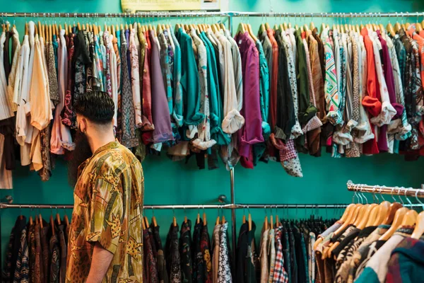 Camisa joven hombre elegir ropa centro comercial tienda de ropa — Foto de Stock