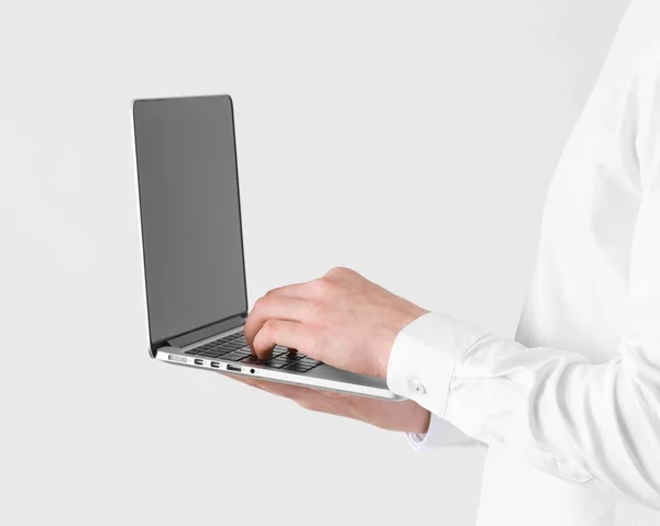Zbliżenie ręce wpisując laptop — Zdjęcie stockowe