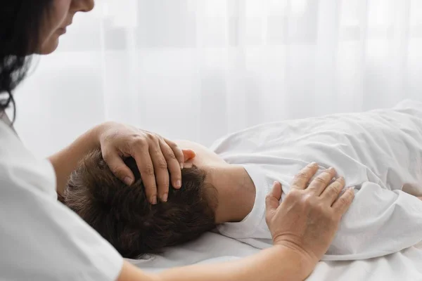 Feminino osteopathist tratamento menino massageando-o — Fotografia de Stock