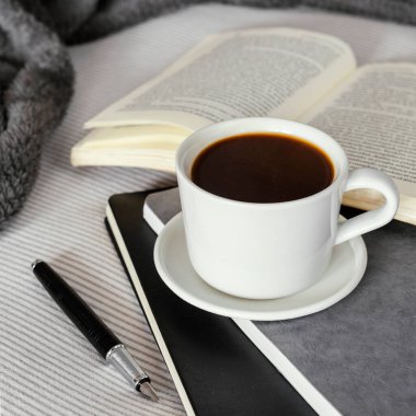 Kahve fincanı yüksek açılı.