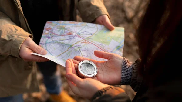 Nahaufnahme von Reisenden mit Kartenkompass — Stockfoto