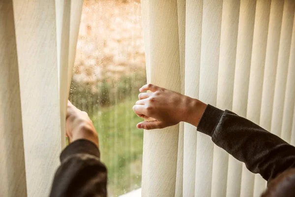 Niño mirando por la ventana —  Fotos de Stock