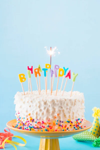 Close up torta di compleanno con sparkler in fiamme — Foto Stock