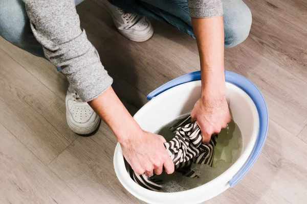 Närbild man klämma våt duk hink — Stockfoto