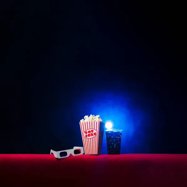 Cinema com caixa de pipoca — Fotografia de Stock