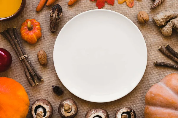 Surtido de verduras se pega alrededor del plato —  Fotos de Stock