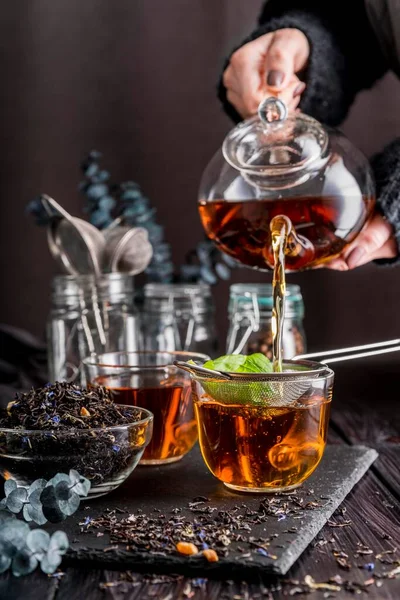 Nalévání čaje. Kvalitní fotografie — Stock fotografie