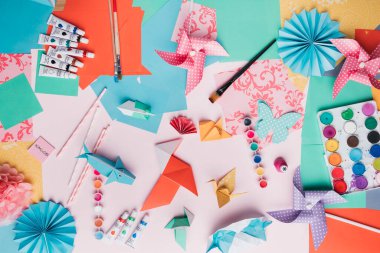 Üst görünüm origami el işi boya tüpü fırçası saman rengi kağıt. Yüksek kalite fotoğraf