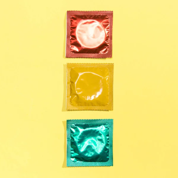 위에서는 빨간 녹색 콘돔을 볼 수있습니다. 고품질 사진 — 스톡 사진