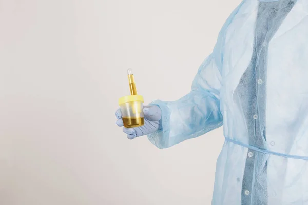 Esame delle urine a mano del chirurgo. Foto di alta qualità — Foto Stock