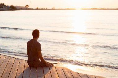 Sahilde meditasyon yapan bir adam. Yüksek kalite fotoğraf