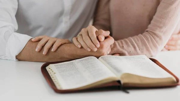 Marido esposa leyendo biblia juntos. Foto de alta calidad —  Fotos de Stock