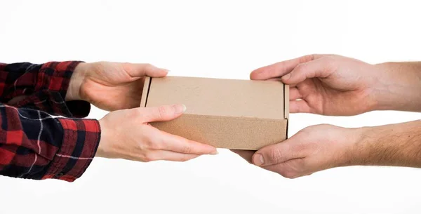 Ręce wymieniające pudełko tekturowe. Wysokiej jakości zdjęcie — Zdjęcie stockowe