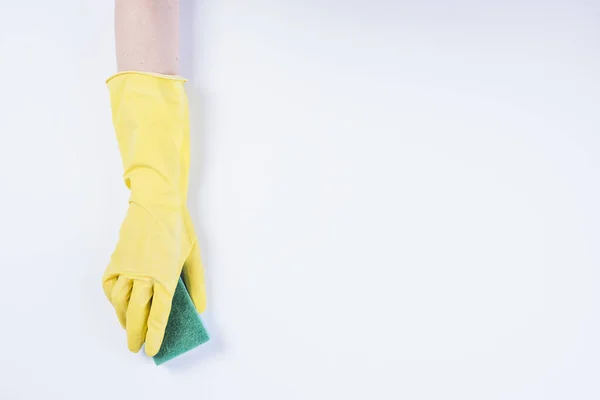 Прибиральник з рукою з жовтими рукавичками, що тримають губку білого фону. Високоякісна фотографія — стокове фото