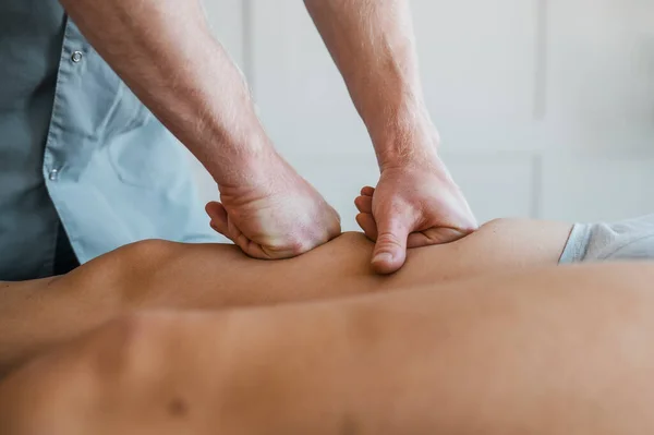 Sessão de massagem fisioterapeuta masculina com paciente do sexo feminino. Foto de alta qualidade — Fotografia de Stock