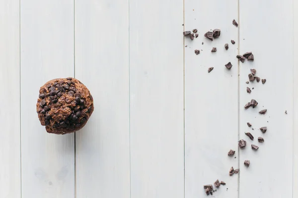 Підвищений вид Choco чіп кекс розкиданий шоколадний дерев'яний фон. Високоякісна фотографія — стокове фото