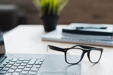 Laptop analizleriyle dolu bir ofis masası. Yüksek kalite fotoğraf