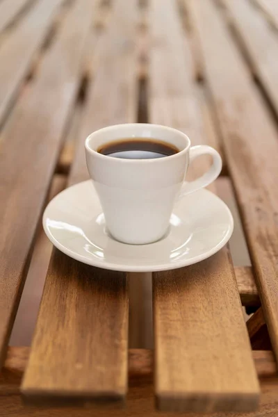Minimalist kahve fincanı ahşap masa. Yüksek kalite fotoğraf — Stok fotoğraf