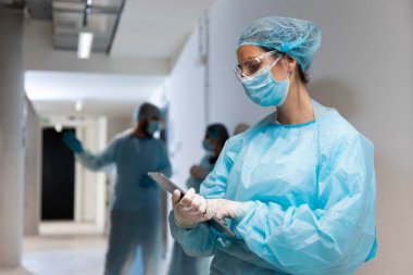 Doktor koruyucu giysi tablet görünümlü. Yüksek kalite fotoğraf